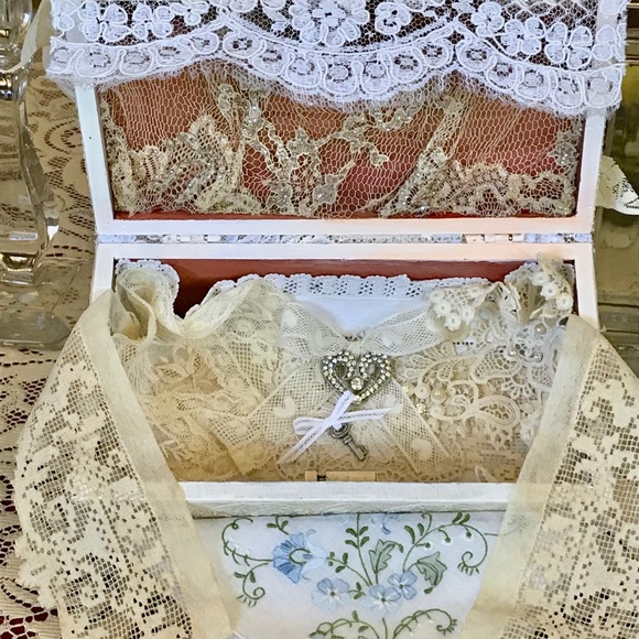 Vintage Lane Cedar Bride’s Hope Chest, Vintage Lace, Jewelry, Linens, Cameo NWT - Picture 8 of 14
